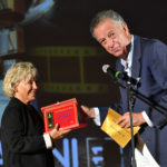 Cinzia Th Torrini ritira il premio dal produttore Matteo Levi