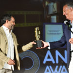 da Dx. il produttore Matteo Levi premia come miglior costruttore Gianluca Franculli per il Traditore