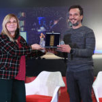 Cinzia Liberati Presidente AIARSE premia Ciro SCognamiglio Aiuto Regista