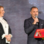 Ass. cultura regione lazio simona baldassarre premia massimiliano gallo miglior attore serie tv