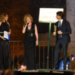 Assessore ai grandi eventi Alessandro Onorato premia Nancy Brlli premio allattività artistica