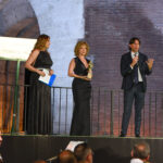 Assessore ai grandi eventi Alessandro Onorato premia Nancy Brlli premio allattività artistica 2